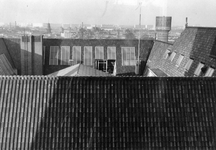 848392 Gezicht over de daken van het Hoofdpostkantoor (Neude 11) te Utrecht naar het noorden.